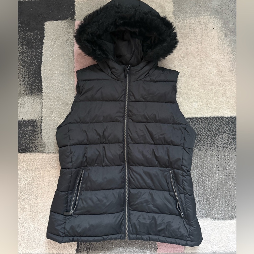 GAP Black Fur Hooded Puffer Vest Medium like new!